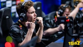 队内花絮：EDG队内solo赛，ZmjjKK不敌Smoggy，现场“痛失”奶茶。